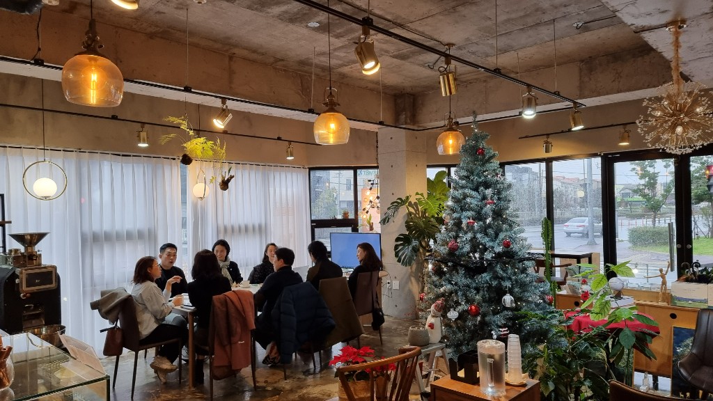 케이빈 공간 — 테이블에 모여 이야기하는 손님들